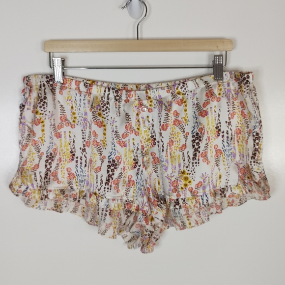 Victoria's Secret Other - Victoria's Secret ivory silk giraffe floral print ruffle leg shorts